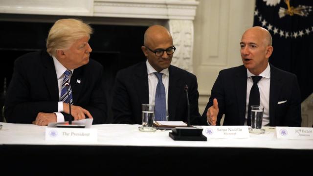 El presidente Donald Trump, con Satya Nadella, CEO de Microsoft, y Jeff Bezos, fundador de Amazon, en 2017.