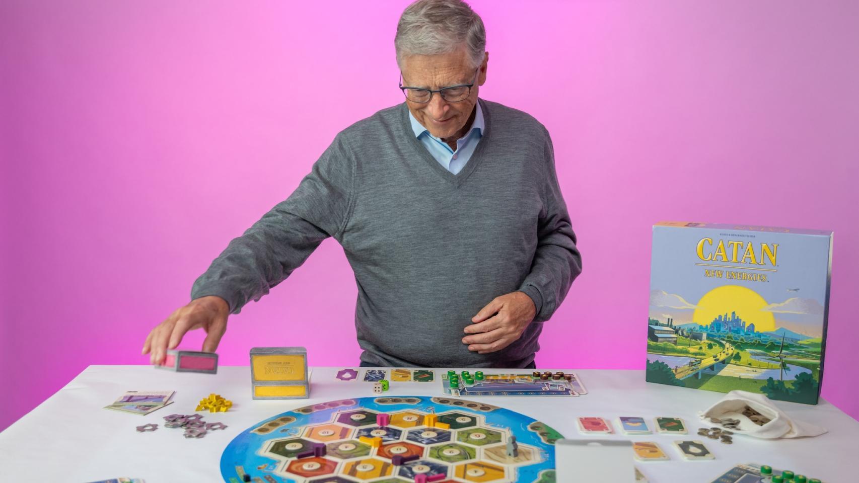 Bill Gates con la edición americana de Catan Energías