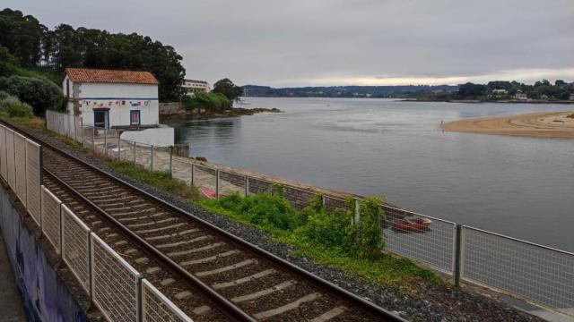 La línea ferroviaria A Coruña-Ferrol, en As Xubias de Abaixo junto a la ría.