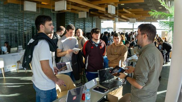 Jóvenes en la Feria de Empleo de la Cámara en Palexco.