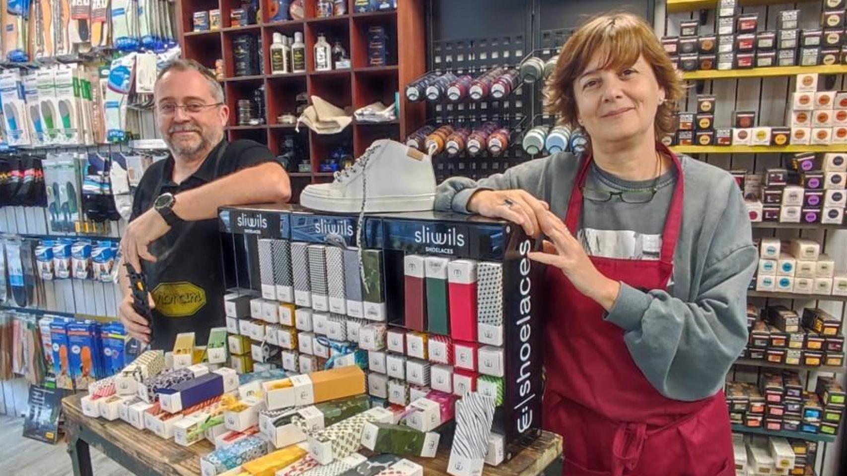 Roberto Purriños y Elena Casal en el interior de Purriños Zapateros.