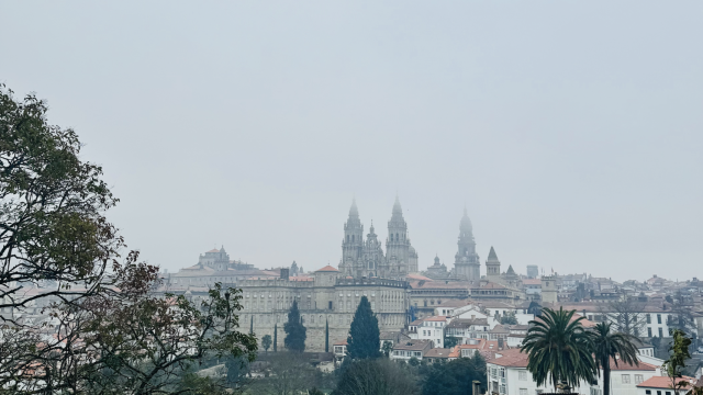 Santiago bajo la niebla.