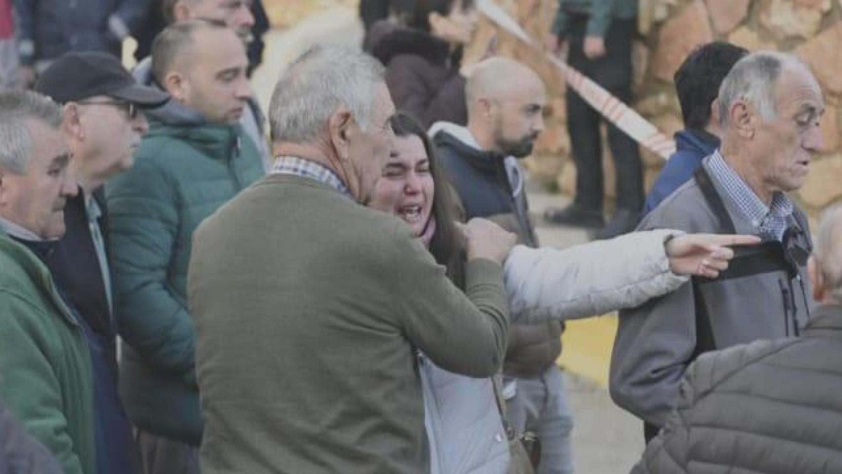 Los vecinos de Letur llorando de impotencia por los estragos que ha causado la DANA en este pueblo albaceteño.