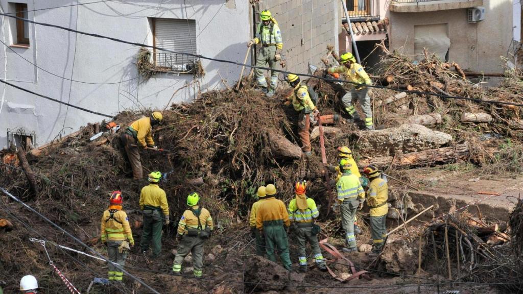 Bomberos trabajan en la búsqueda de los desaparecidos en el casco antiguo del pueblo de Albacete.