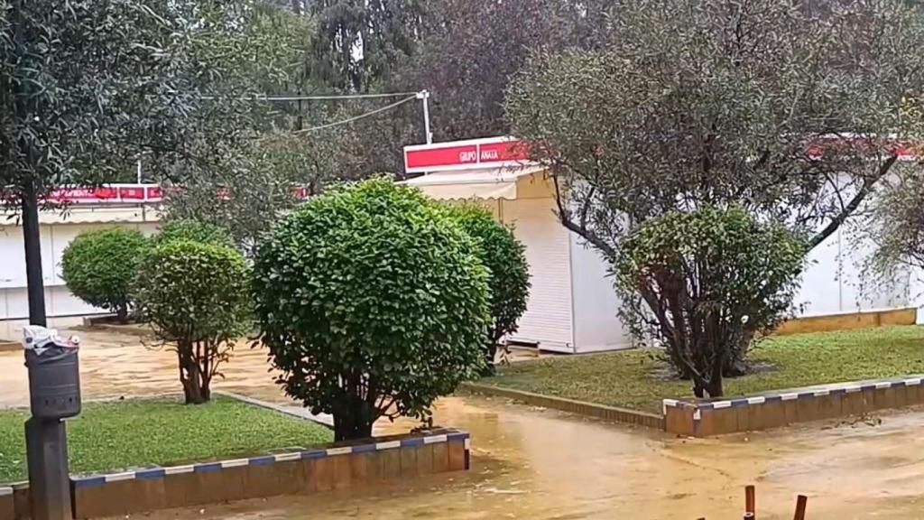 La Feria del Libro de Sevilla, cerrada por el temporal.