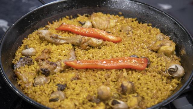 Imagen de una paellera con arroz