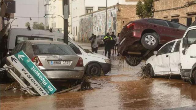 Vehículos destrozados tras el paso de la DANA por el barrio de La Torre de Valencia, a 30 de octubre de 2024, en Valencia, Comunidad Valenciana (España)