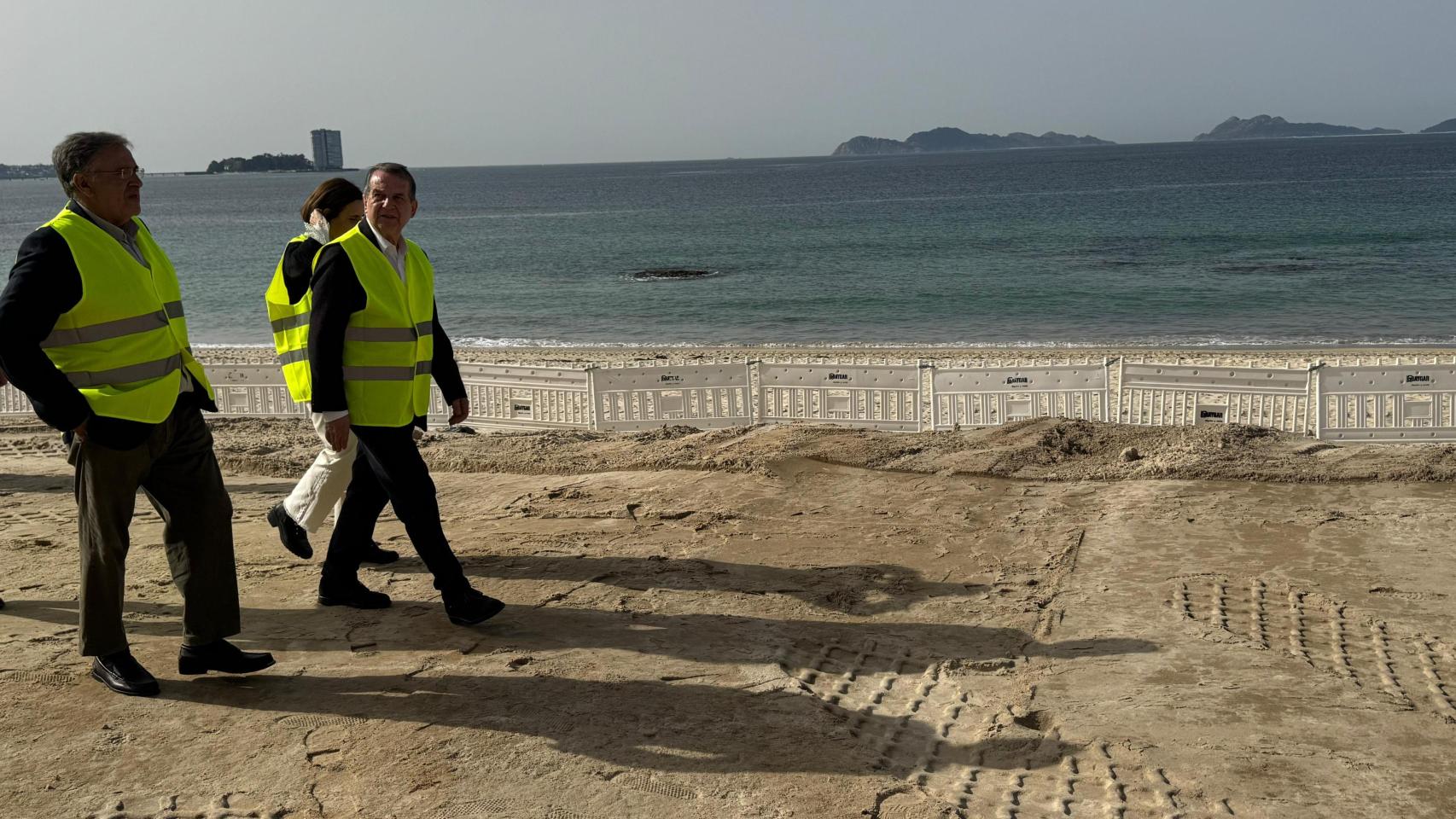 Abel Caballero visita las obras de la playa de Samil.