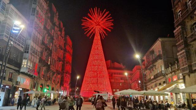 El árbol de Navidad de la Puerta del Sol iluminado de rojo.