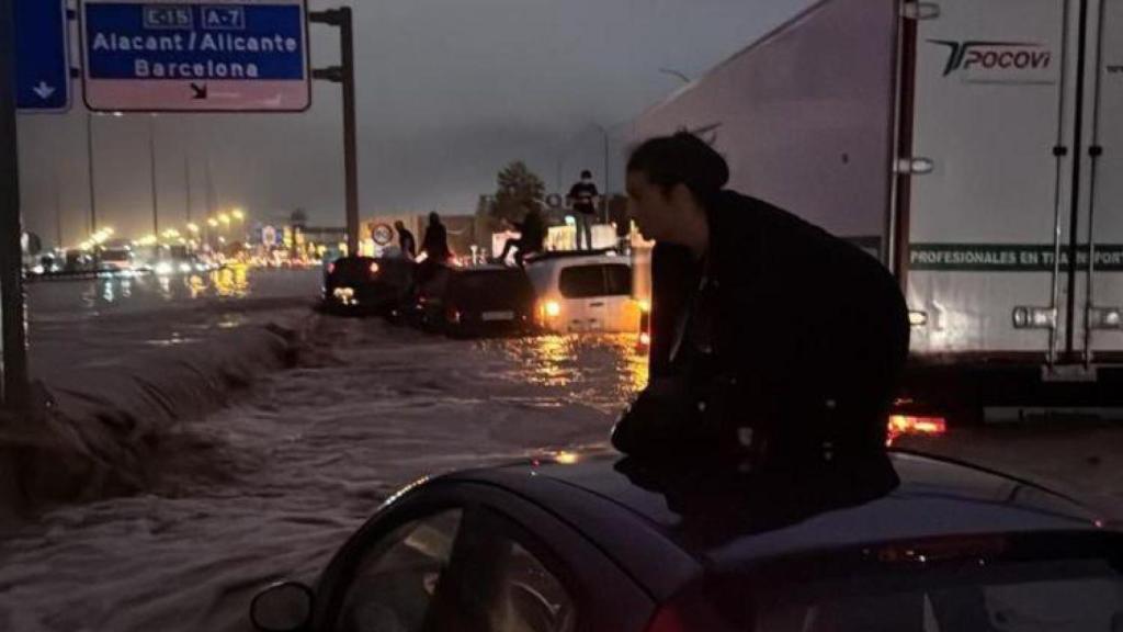 Ha habido personas que se han subido al capó de los coches para no ser arrastradas por el agua.