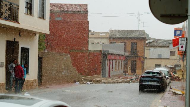 Imagen de un muro caído por la DANA en la población valenciana de Alginet. Fotografía cedida por Jaume Gascó