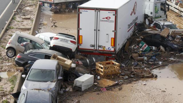 Vista general del polígono industrial de Sedaví (Valencia) anegado a causa de las lluvias torrenciales de las últimas horas. Efe / Miguel Ángel Polo