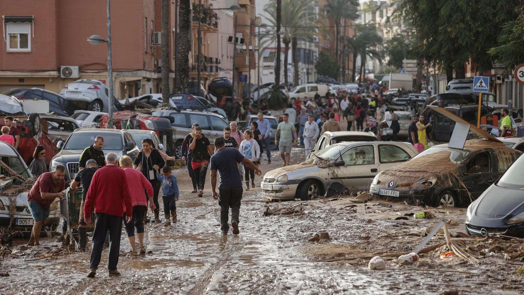 Varias personas caminan por una de las calles afectadas en Paiporta.