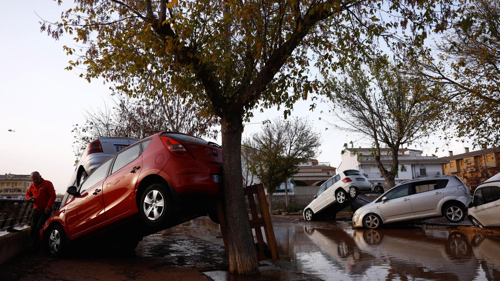 Coches arrastrados por las tormentas en Utiel.