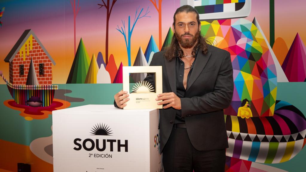 Can Yaman con el Premio de Honor del II South International Series Festival.