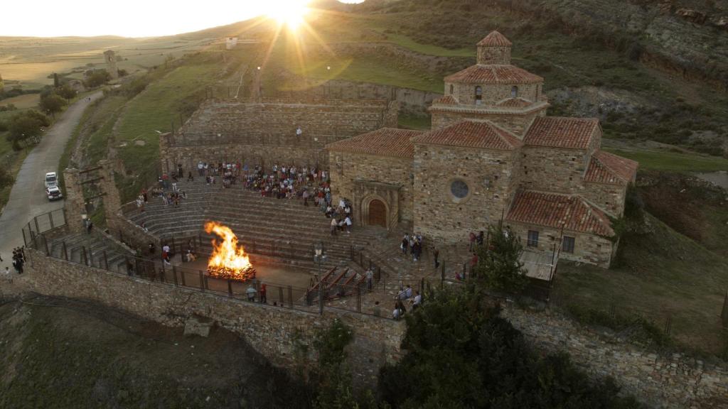 El pueblo preparando las brasas para la noche