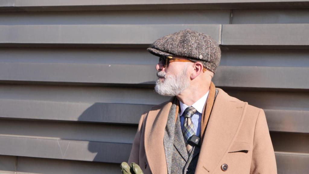 El asesor de moda, Paco Carpena, posa con un traje de su tienda, Superlatio.