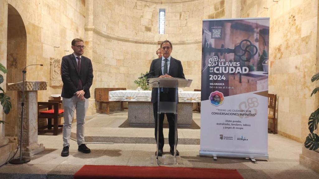 El concejal de Turismo, Ángel Fernández, y el alcalde, Carlos García Carbayo, en la presentación