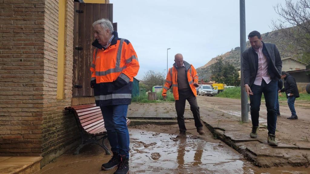 El consejero del Gobierno de Aragón ha evaluado el estado de las carreteras de la zona.