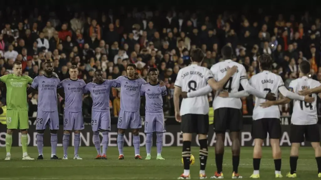 Minuto de silencio en un Valencia - Real Madrid disputado en Mestalla