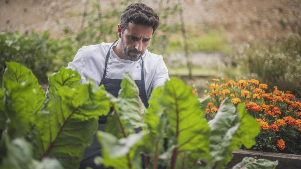 Raúl Galán en el huerto ecológico que tiene el balneario.