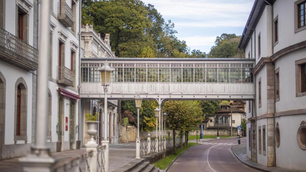 Exterior de la fachada del balneario real de Las Caldas.