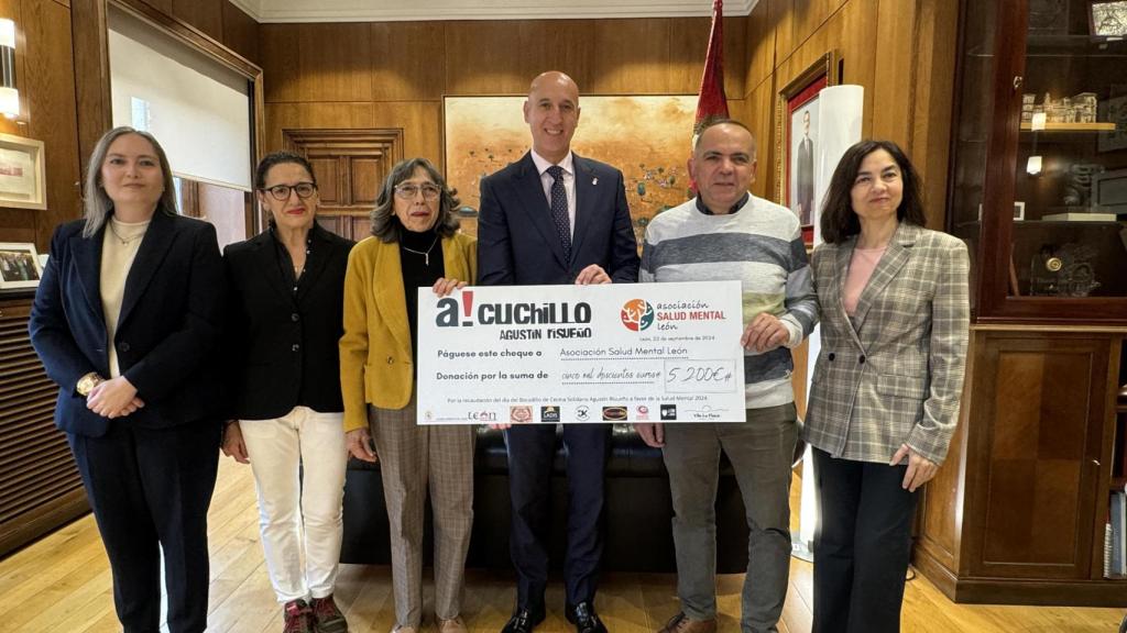 Cheque con la recaudación de 5.200 euros del Bocadillo Solidario a Laura de la Torre, presidenta de la asociación Salud Mental León.