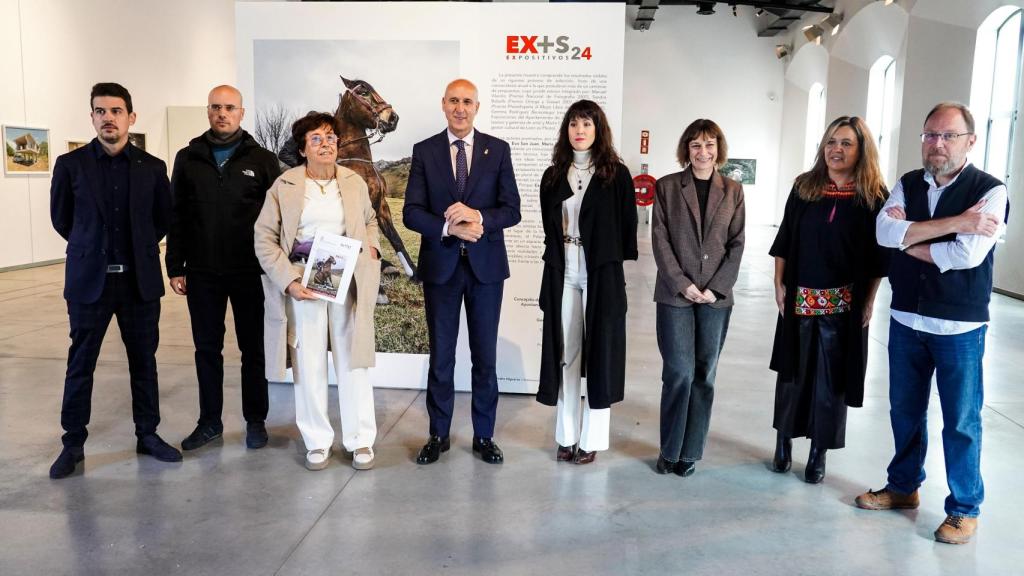 El alcalde de León, José Antonio Diez, inaugura la muestra ‘Expositivos 24’ que reúne las obras seleccionadas en el IV Certamen de Nueva Creación y Exposición Fotográfica del Ayuntamiento de León