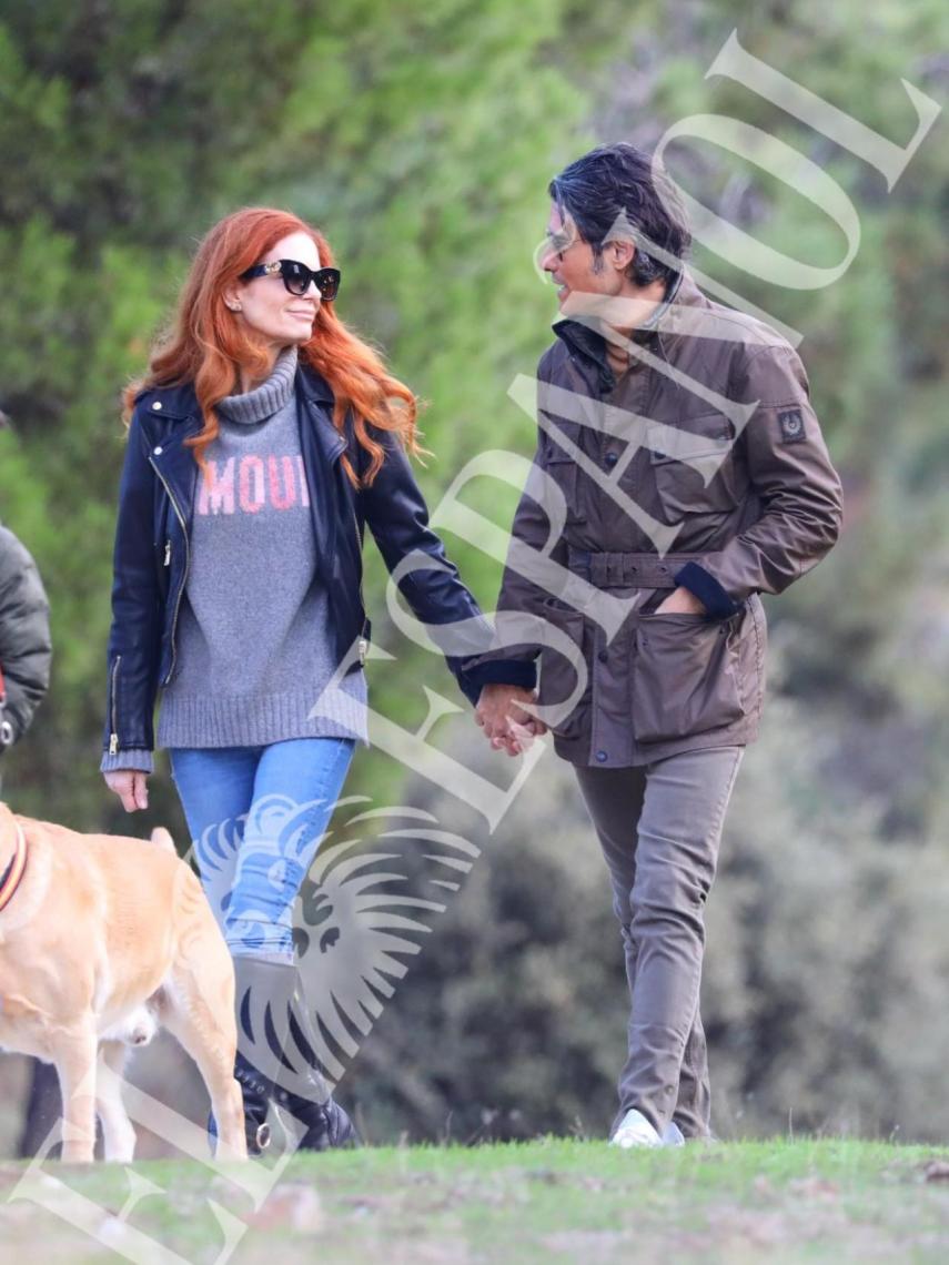 Olivia de Borbón y Julián Porras en un paseo familiar.