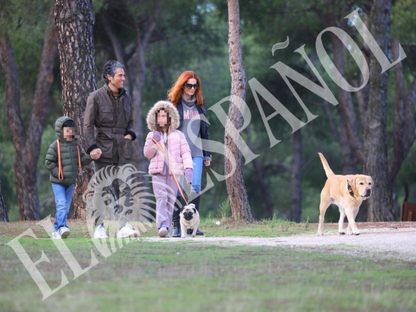 Olivia de Borbón y Julian Porras durante un paseo familiar.