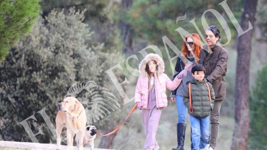 Olivia de Borbón y Julián Porras en un paseo familiar.