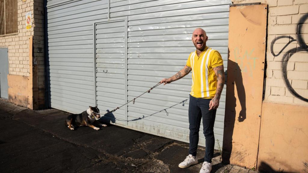 El Rey Chatarrero paseando a su perro.