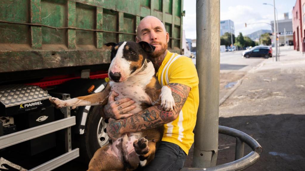 Javier con su perro.