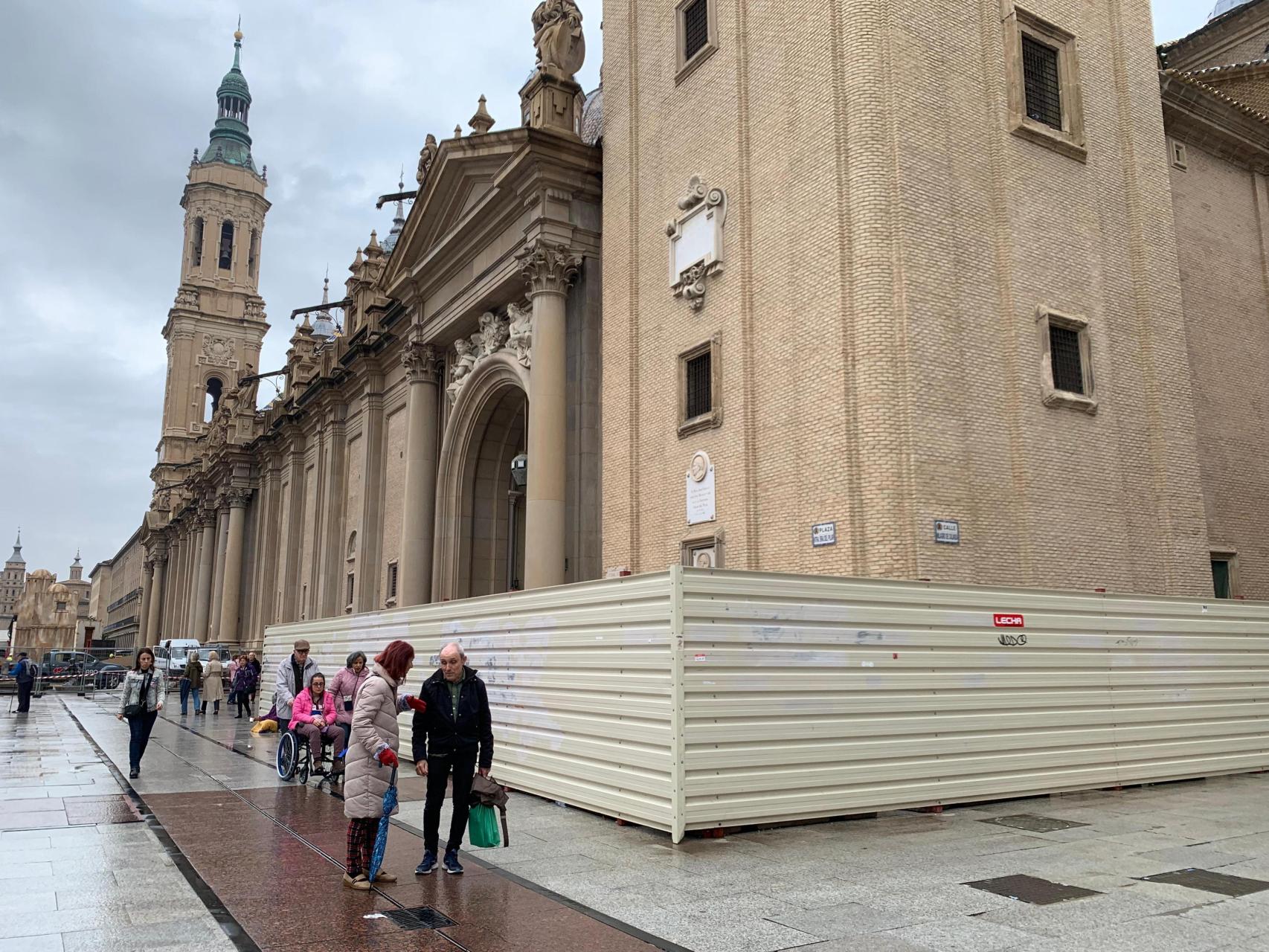 Tres de las cuatro torres de la basílica del Pilar permanecen valladas.