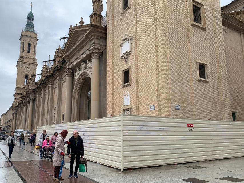 Tres de las cuatro torres de la basílica del Pilar permanecen valladas.