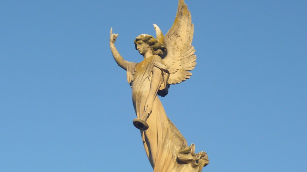 Escultura que se puede encontrar en el cementerio de Torrero