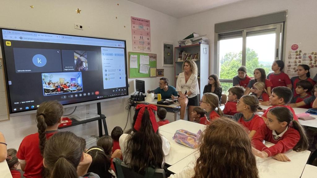 Conexión con Uganda por videoconferencia.