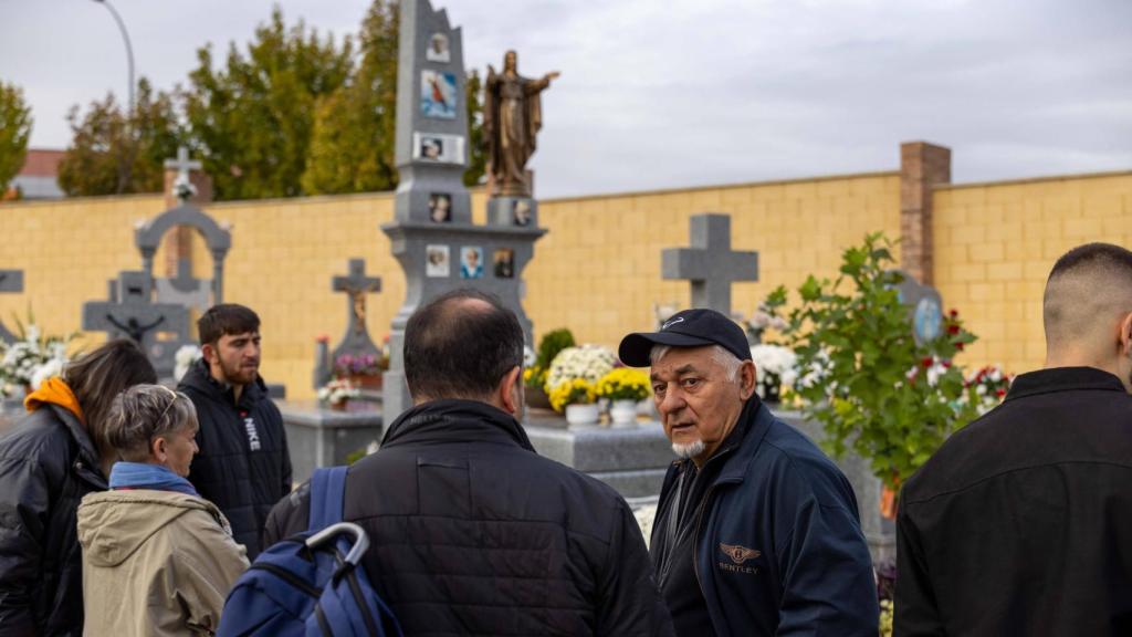 Tras el acto en el Parque Lineal, los padres de Lorenzo, familiares y amigos visitaron su tumba en el cementerio de Toledo.