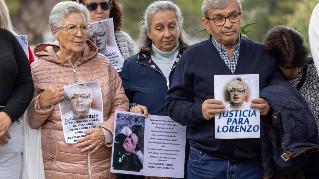 Una treintena de personas arroparon a los padres de Lorenzo en el tercer aniversario de su asesinato.