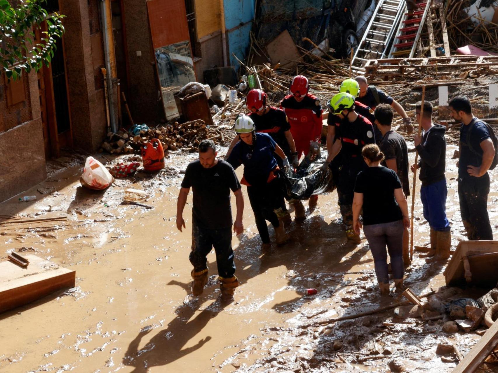 Bomberos sacan un cadáver de los escombros producidos por la DANA en Valencia.