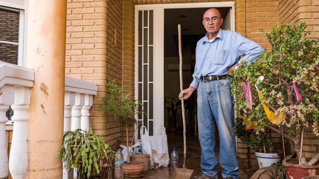 Manuel conversa con EL ESPAÑOL en la puerta de su casa, inundada este martes. Pide ayuda a las autoridades aunque, dice,  no la espera.