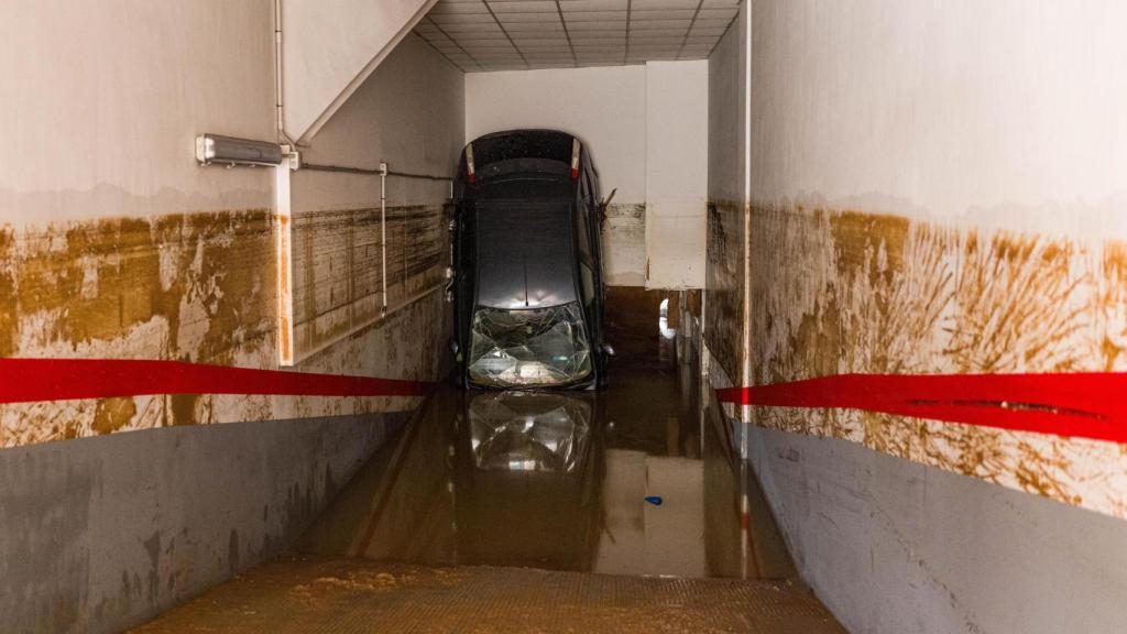 Imagen del resultado del paso de la DANA un parking residencial de Paiporta.