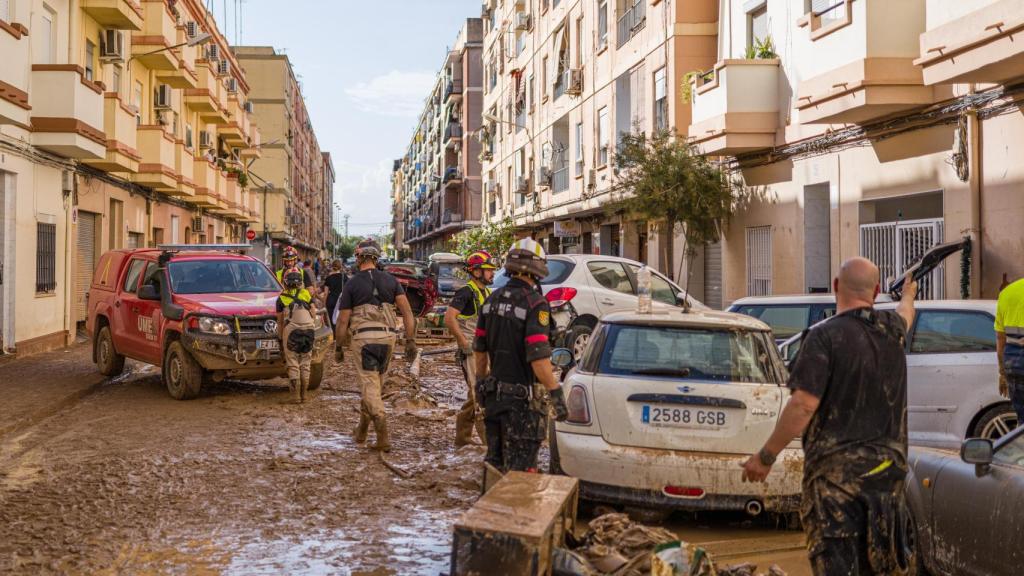 Un grupo de la UME trabaja en la localización de fallecidos.