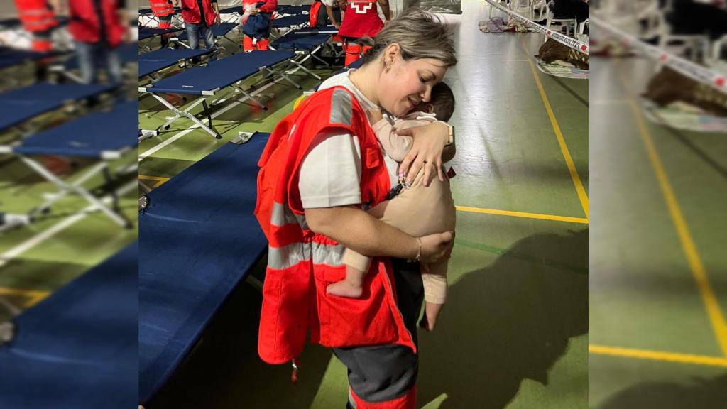 Una voluntaria de Cruz Roja en Torrent.