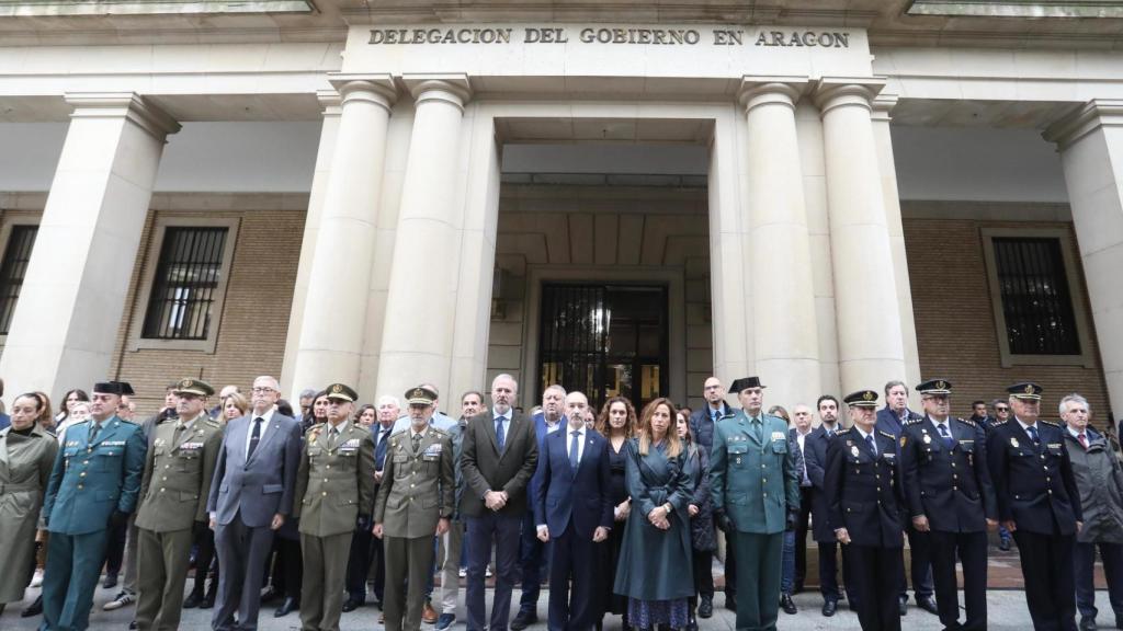 Minuto de silencio en la Delegación del Gobierno de Aragón.