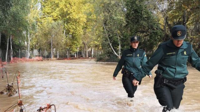 La Guardia Civil, en uno de los rescates de estas últimas horas.