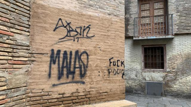 Uno de los grafitis del exterior de la Seo.