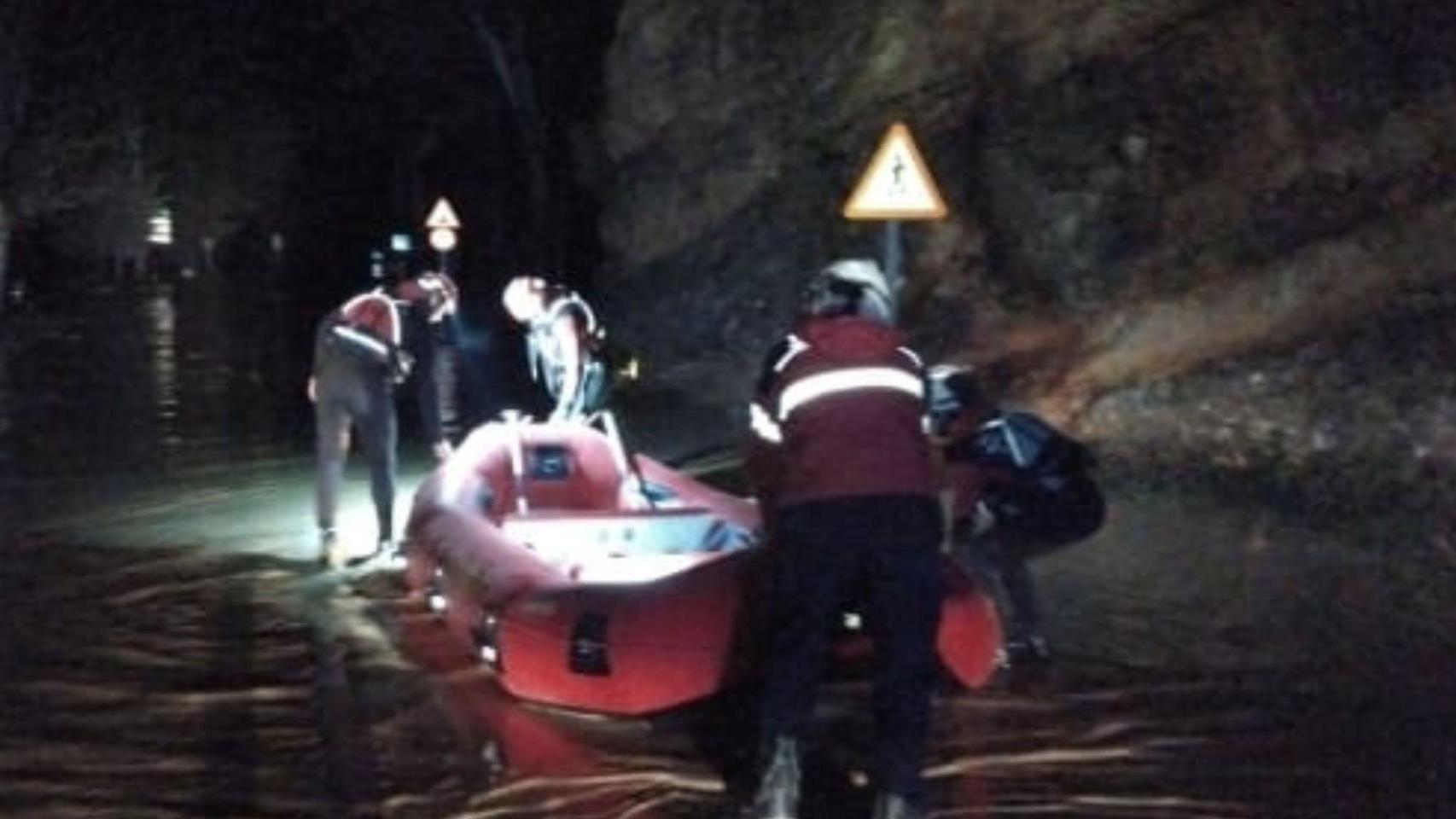 Cuatro personas atrapadas por la crecida del río Mesa han sido rescatadas por los bomberos de Zaragoza