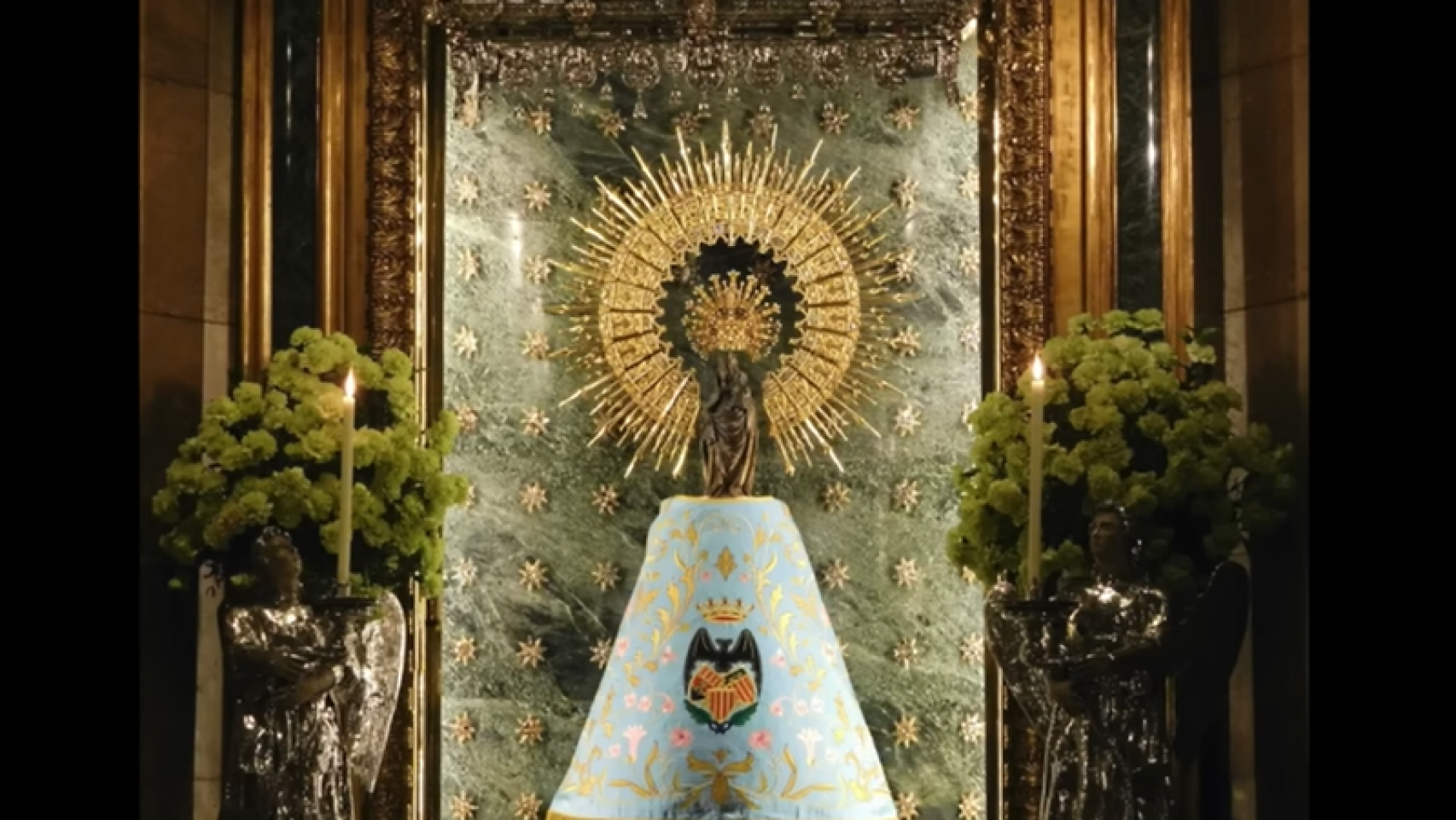 Imagen de la Virgen del Pilar con el manto de Valencia.