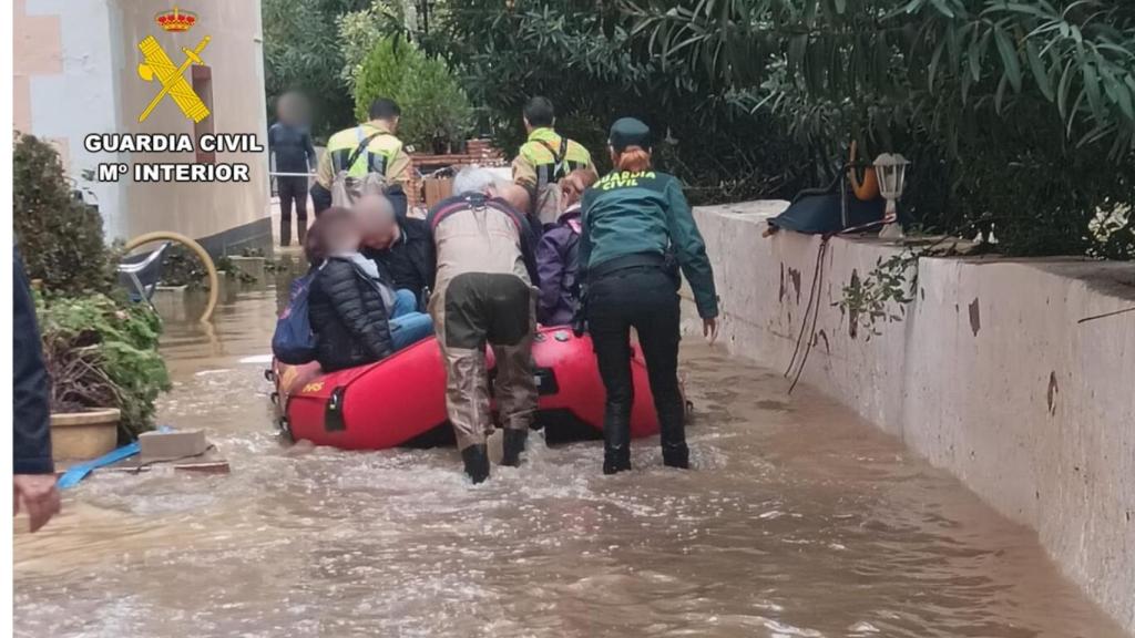 Rescatan con barcas neumáticas a los clientes del balneario de La Virgen de Jaraba aislados por la DANA